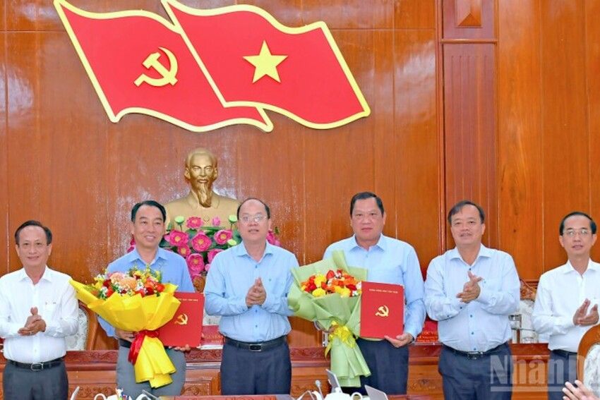 Cà Mau công bố quyết định nhân sự chủ chốt Ủy ban nhân dân tỉnh