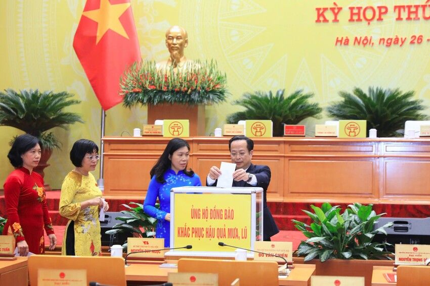 HĐND thành phố Hà Nội quyên góp hỗ trợ đồng bào vùng lũ