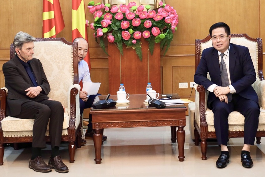 Phó Trưởng Ban Chính sách, chiến lược Trung ương Nguyễn Hoàng Giang tiếp Đoàn công tác của Nghị sĩ Rolf Mützenich và Văn phòng Viện Friedrich-Ebert-Stiftung