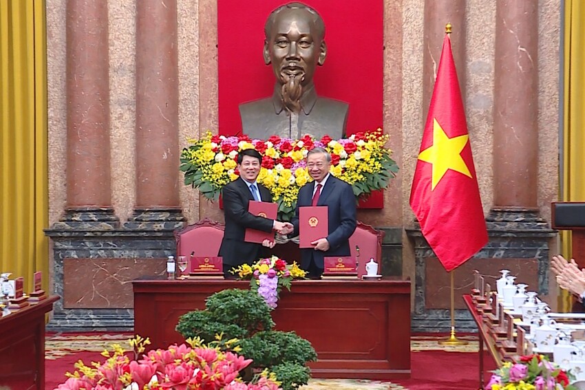 Bàn giao công tác giữa Tổng Bí thư, Chủ tịch nước Tô Lâm và Nguyên Chủ tịch nước Lương Cường