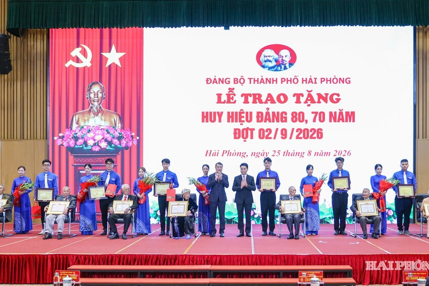 Thủ tướng Lê Minh Hưng trao Huy hiệu Đảng tặng các đảng viên lão thành tại Hải Phòng