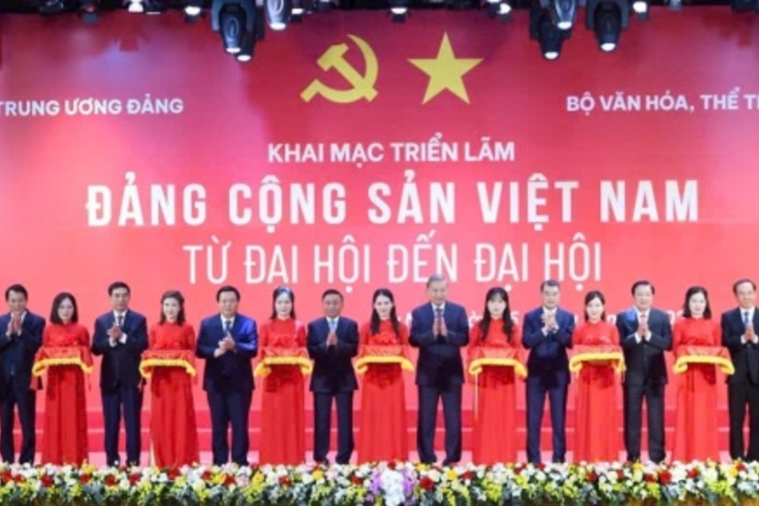 Hơn 10.000 lượt khách tham quan triển lãm “Đảng Cộng sản Việt Nam - Từ Đại hội đến Đại hội”