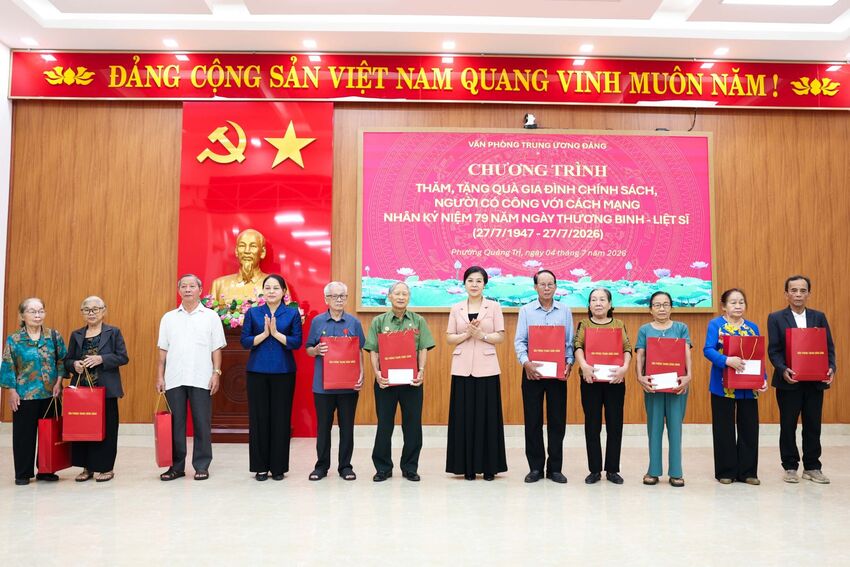 Đoàn công tác Văn phòng Trung ương Đảng tri ân gia đình liệt sĩ, thương binh tại tỉnh Quảng Trị