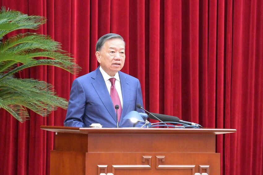 Nghị quyết của Bộ Chính trị về phát huy tính tiên phong, gương mẫu, tinh thần đổi mới, dám nghĩ, dám làm, dám chịu trách nhiệm của đội ngũ cán bộ, đảng viên trong kỷ nguyên mới