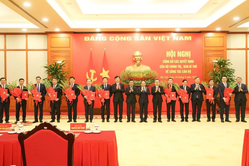 Công bố các Quyết định của Bộ Chính trị, Ban Bí thư về công tác cán bộ
