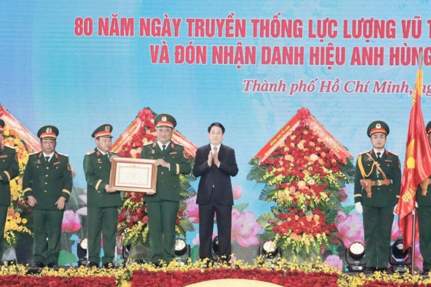 Chủ tịch nước Lương Cường trao danh hiệu Anh hùng Lực lượng vũ trang nhân dân tặng Quân khu 7