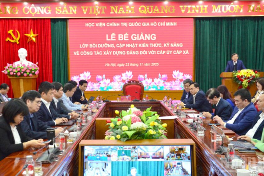 Bế giảng Lớp bồi dưỡng, cập nhật kiến thức, kỹ năng về công tác xây dựng Đảng đối với cấp ủy cấp xã