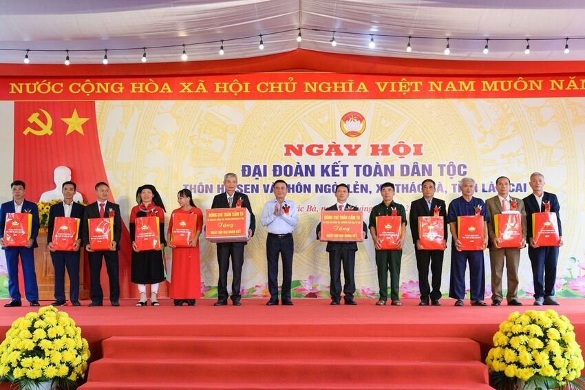 Thường trực Ban Bí thư Trần Cẩm Tú dự Ngày hội Đại đoàn kết toàn dân tộc tại Lào Cai