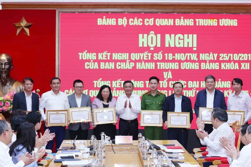 Ảnh: Đảng bộ các cơ quan Đảng Trung ương tổng kết việc thực hiện Nghị quyết 18-NQ/TW và công tác tổ chức Đại hội Đảng bộ