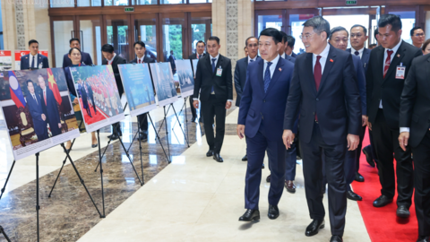 Hai Thủ tướng dự Hội nghị xúc tiến đầu tư Việt Nam-Lào: "Gắn kết chiến lược" trong lĩnh vực kinh tế