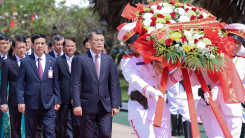 Thủ tướng Lê Minh Hưng đặt vòng hoa tại Đài tưởng niệm các chiến sĩ vô danh của Lào