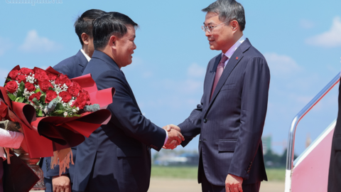 Thủ tướng Lê Minh Hưng tới Thủ đô Vientiane, bắt đầu chuyến thăm chính thức Lào