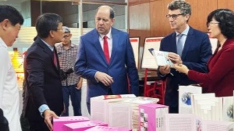 Cầu nối Việt Nam với thế giới