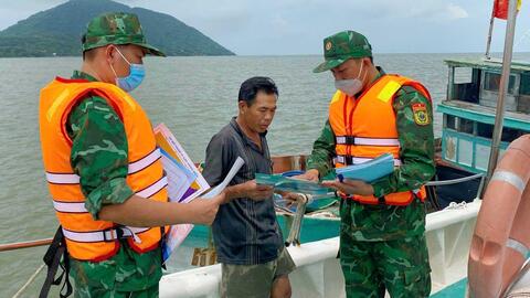 Bám tàu cá, chống IUU