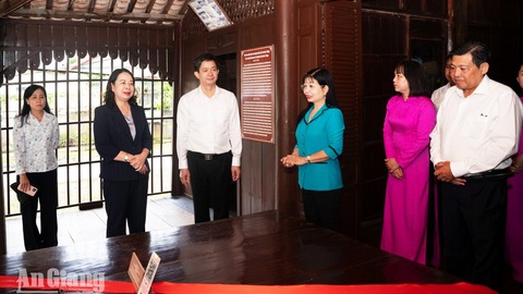 Phó Chủ tịch nước Võ Thị Ánh Xuân dâng hương Chủ tịch Tôn Đức Thắng 