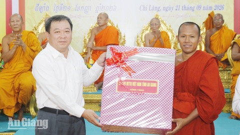 Phó Chủ tịch Thường trực Ủy ban MTTQ Việt Nam tỉnh An Giang chúc mừng tân trụ trì chùa Krăng Chay