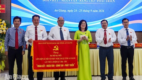 Ông Phan Thanh Vũ làm Chủ tịch Liên hiệp các Hội Văn học Nghệ thuật tỉnh An Giang