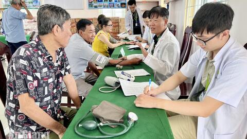 Khám bệnh, tặng quà cho 700 người cao tuổi xã Kiên Lương