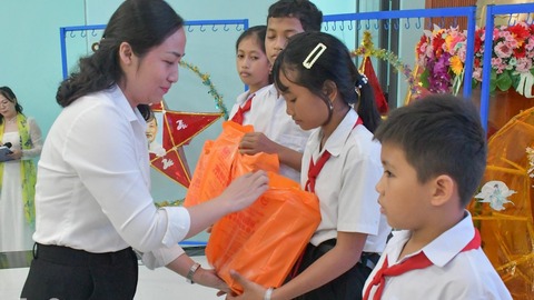 200 học sinh xã Vĩnh Thuận vui trung thu, thưởng thức buffet miễn phí