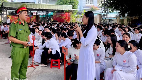 900 học sinh được tuyên truyền về an toàn giao thông và phòng, chống bạo lực học đường