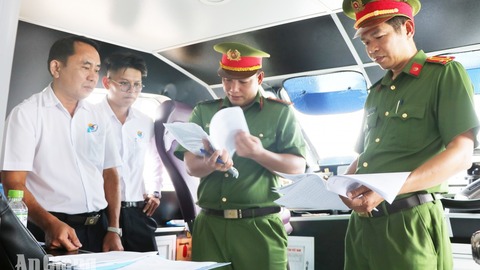Kiểm tra an toàn tàu, thuyền phục vụ Lễ hội Nguyễn Trung Trực