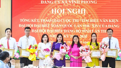 Vĩnh Phong trao giải cuộc thi tìm hiểu các văn kiện đại hội 