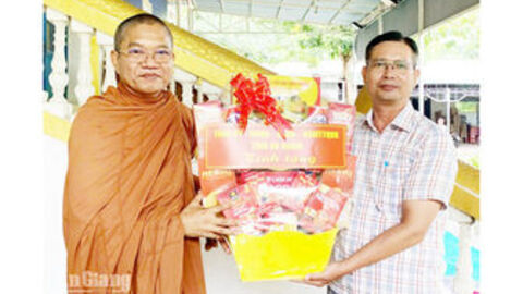 Thăm các chùa Phật giáo Nam tông Khmer tại Tri Tôn nhân dịp Sene Dolta 