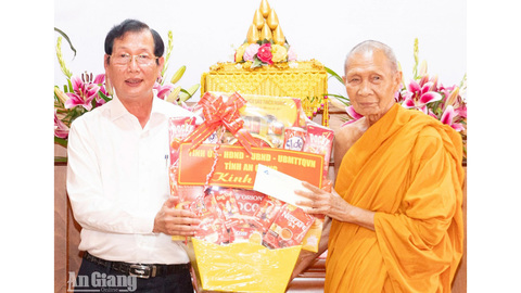 Phó Chủ tịch UBND tỉnh An Giang Lê Văn Phước thăm, tặng quà xã Tri Tôn dịp lễ Sene Đôn Ta