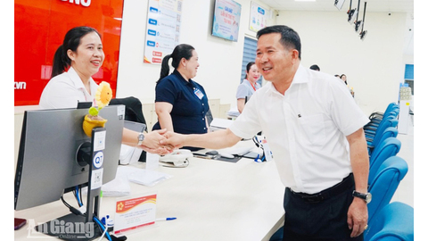Bí thư đặc khu Phú Quốc Đinh Văn Nơi hỗ trợ 100 triệu đồng động viên cán bộ xử lý hồ sơ đất đai
