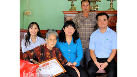 Xã Châu Phú mừng thọ 504 người cao tuổi