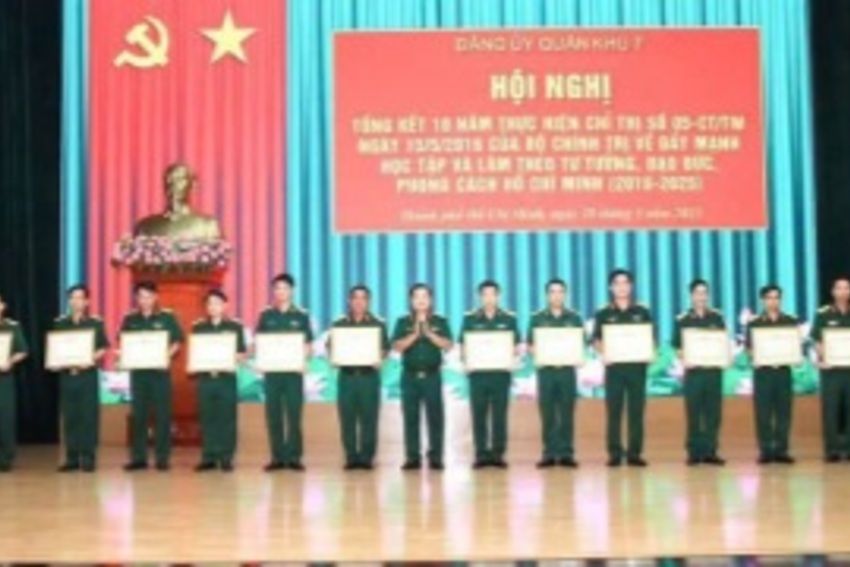 Quân khu 7 tặng Bằng khen các tập thể, cá nhân xuất sắc, tiêu biểu thực hiện Chỉ thị 05