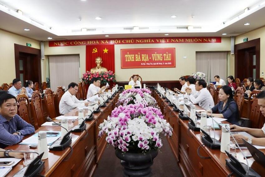 Lãnh đạo UBND tỉnh nghe báo cáo kế hoạch khai thác quỹ đất năm 2025