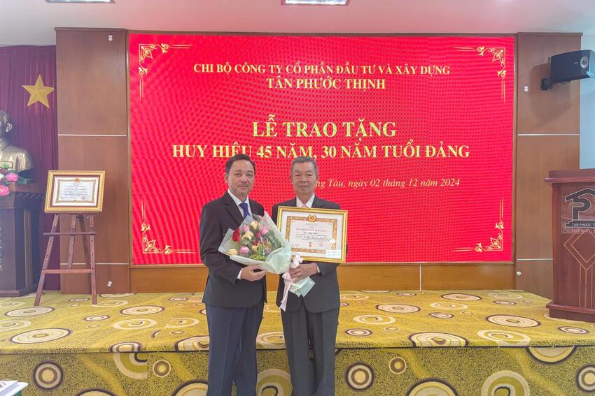 Trao huy hiệu 45 năm và 30 năm tuổi Đảng cho các đảng viên