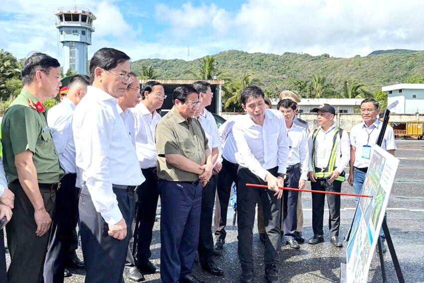 Thủ tướng Chính phủ Phạm Minh Chính làm việc tại Cảng hàng không Côn Đảo