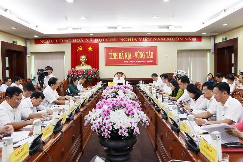 Lãnh đạo UBND tỉnh nghe báo cáo các Nghị quyết dự kiến trình tại Kỳ họp HĐND chuyên đề tháng 5 năm 2025