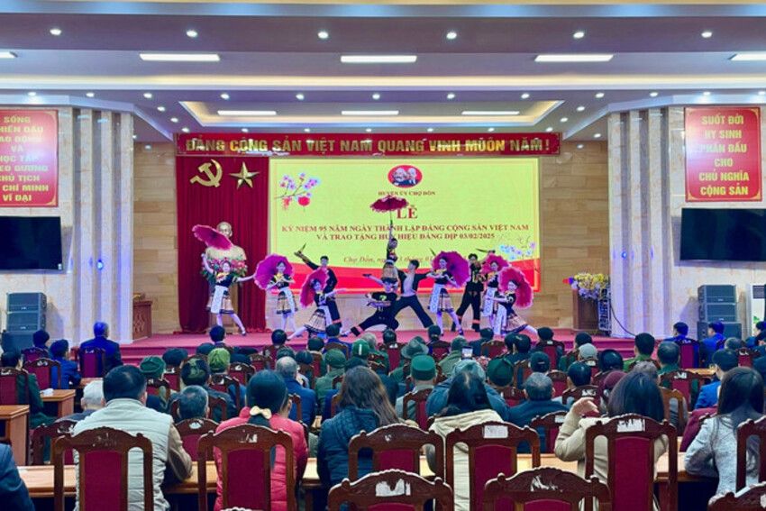 Chợ Đồn Kỷ niệm 95 năm Ngày thành lập Đảng Cộng sản Việt Nam và Trao tặng Huy hiệu Đảng