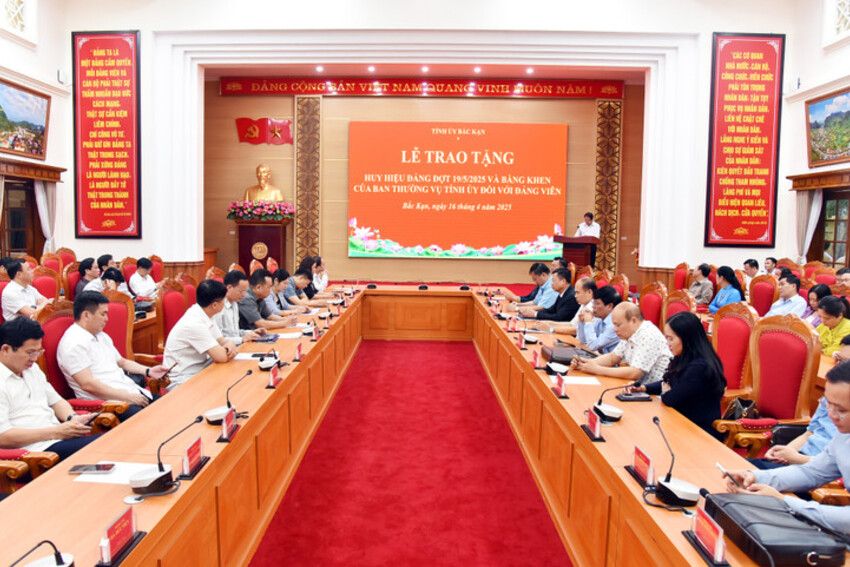 Trao tặng Huy hiệu Đảng và khen thưởng đảng viên hoàn thành xuất sắc nhiệm vụ 5 năm liền