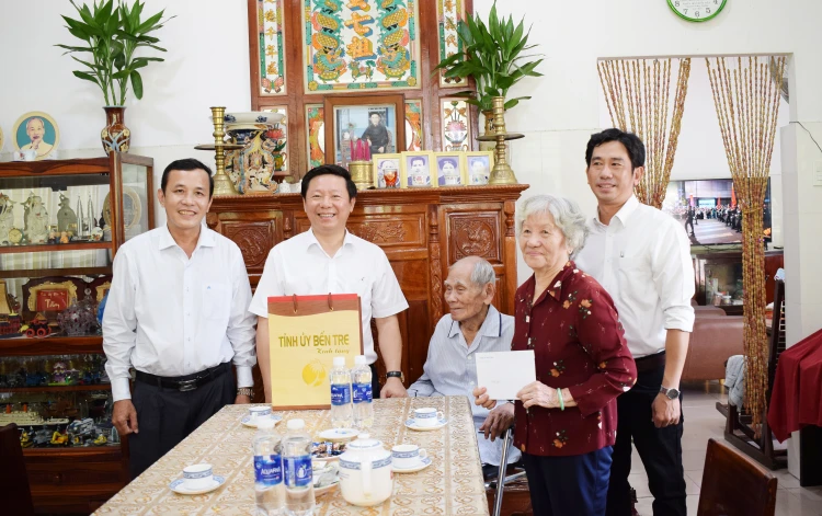 Phó bí thư Thường trực Tỉnh ủy Trần Thanh Lâm thăm đảng viên Huy hiệu 70 năm, 75 năm tuổi Đảng