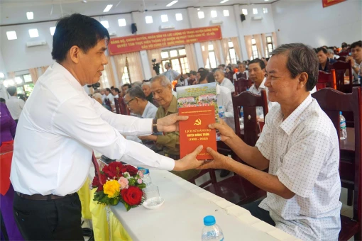 Hoàn thành tái bản, bổ sung quyển Lịch sử Ðảng bộ huyện Giồng Trôm