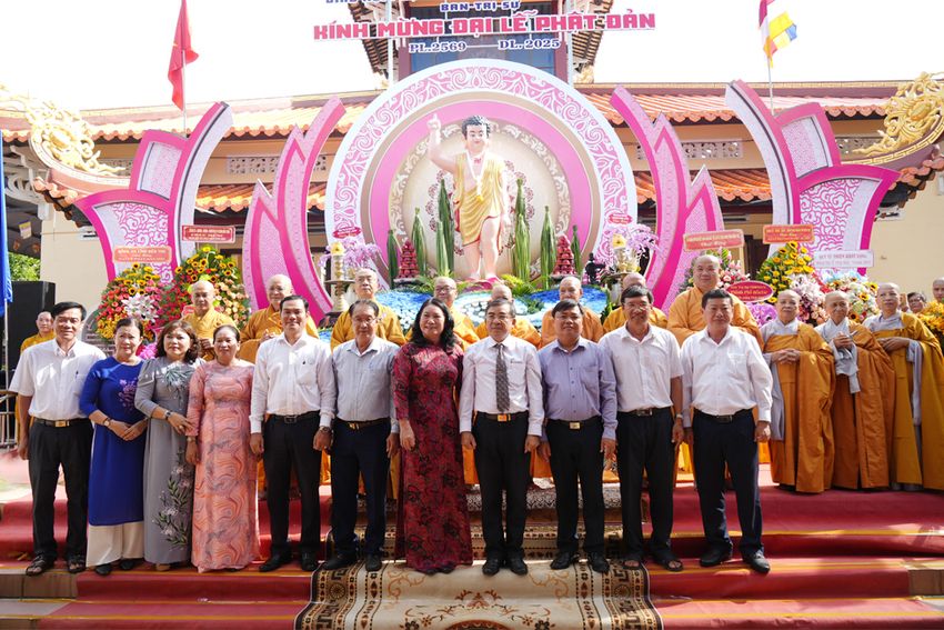 Phó Chủ tịch UBND tỉnh Nguyễn Thị Bé Mười dự Đại lễ Phật đản 2025 tại Chùa Viên Minh