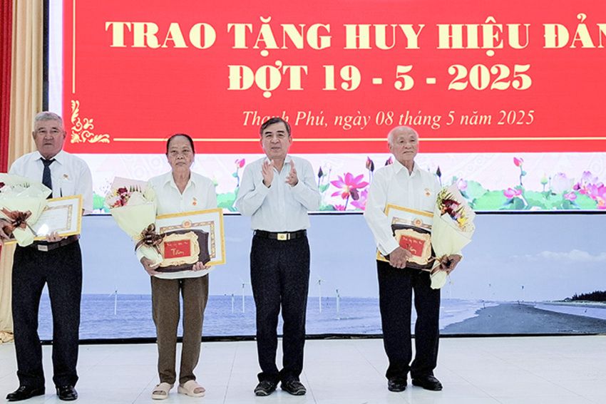 Thạnh Phú: Trao tặng huy hiệu Đảng đợt 19/5