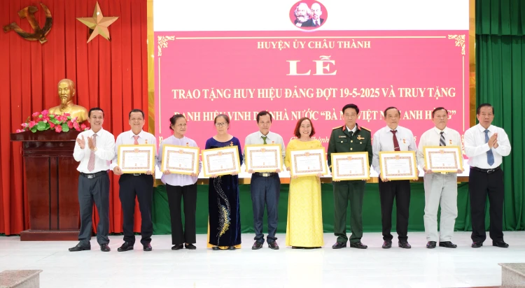 Đảng viên cao niên mãi là tấm gương sáng