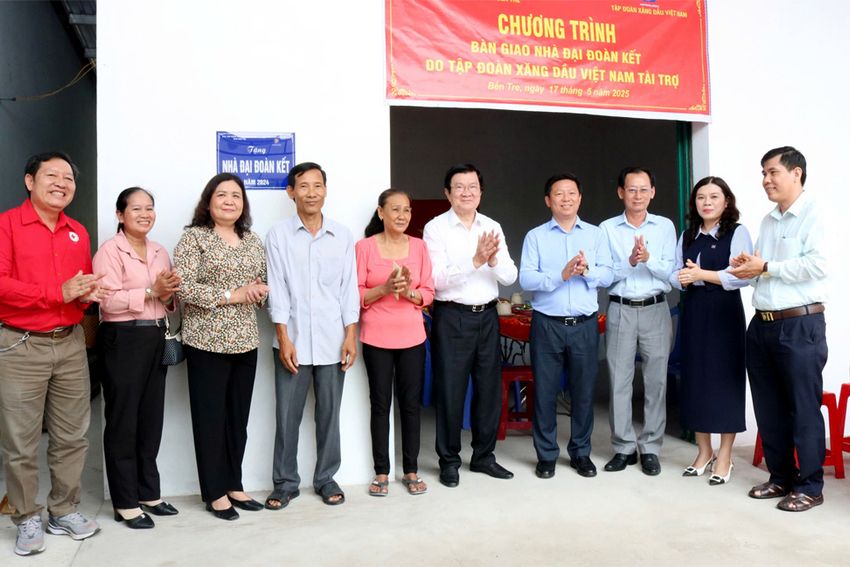 Nguyên Chủ tịch nước Trương Tấn Sang vận động tặng 200 căn nhà đại đoàn kết tại tỉnh Bến Tre