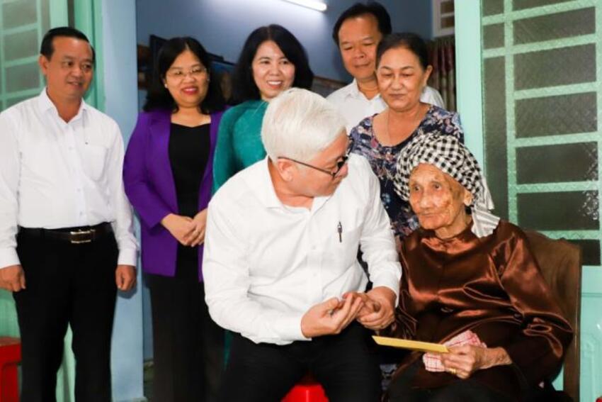 Bí thư Tỉnh ủy thăm, tặng quà các gia đình chính sách