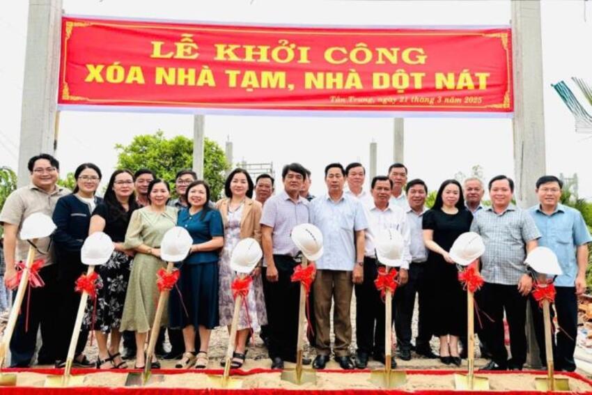 Đoàn công tác Ban Tuyên giáo và Dân vận Tỉnh ủy trao tặng nhà cho gia đình khó khăn tại Cà Mau