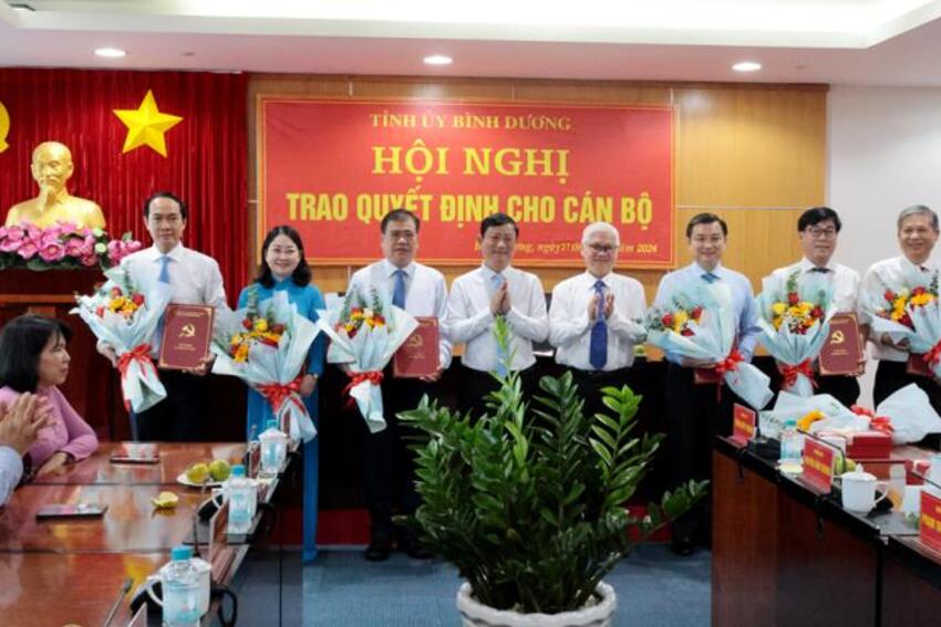 Tỉnh ủy Bình Dương trao quyết định về công tác cán bộ