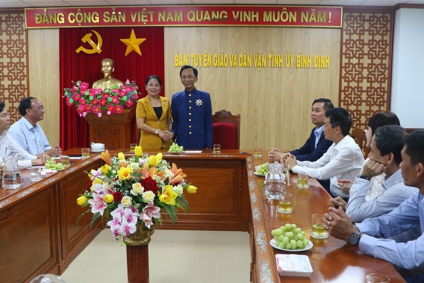 Hiệp sĩ Đại Thánh Giá Gioan Baotixita Lê Đức Thịnh thăm Ban Tuyên giáo và Dân vận Tỉnh ủy