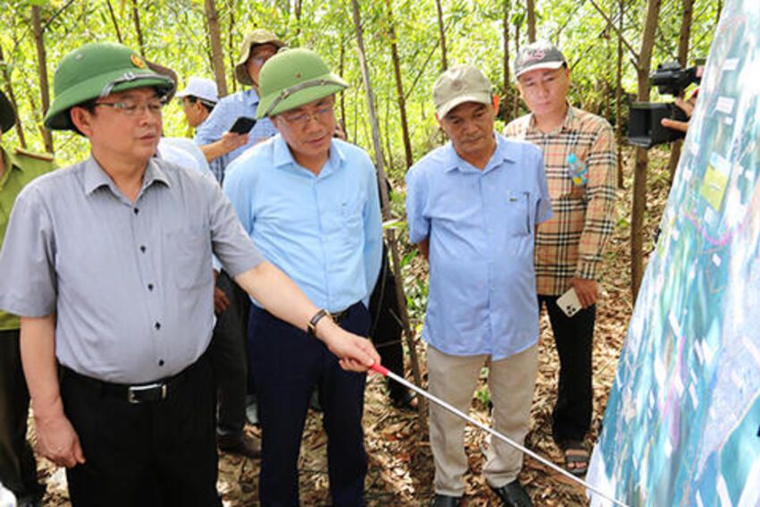 Bí thư Tỉnh ủy Hồ Quốc Dũng khảo sát núi Vũng Chua