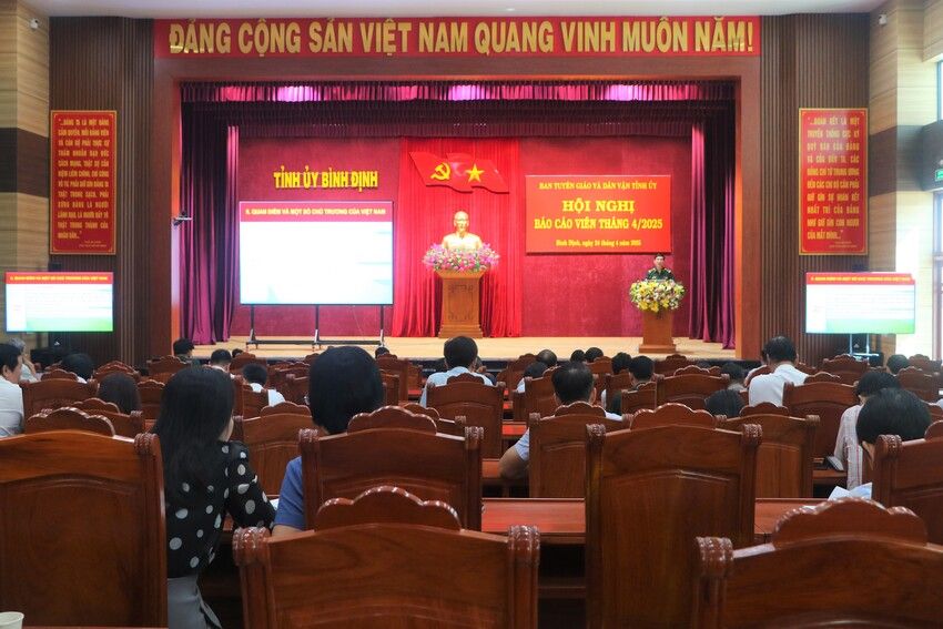 Hội nghị Báo cáo viên tháng 4/2025