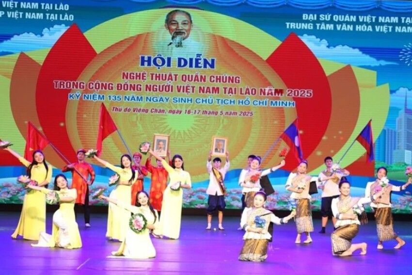 Hội diễn nghệ thuật tại Lào kỷ niệm 135 năm Ngày sinh Chủ tịch Hồ Chí Minh
